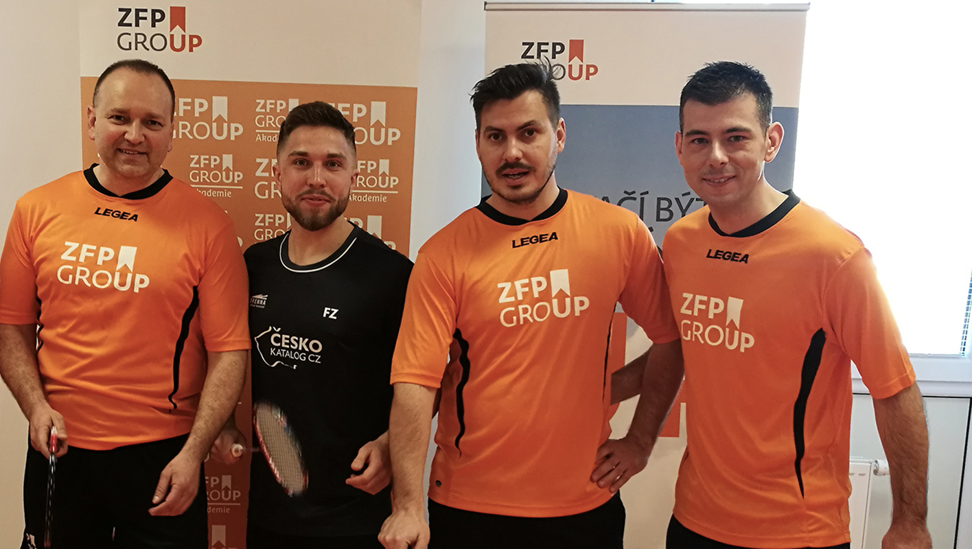 Zástupci ZFP GROUP s patronem turnaje Adamem Mendrekem, Mistrem ČR v badmintonu. Zleva: Martin Valihrach, Róbert Pružinský, Adam Mendrek, Radek Kučera, Ondřej Haas.